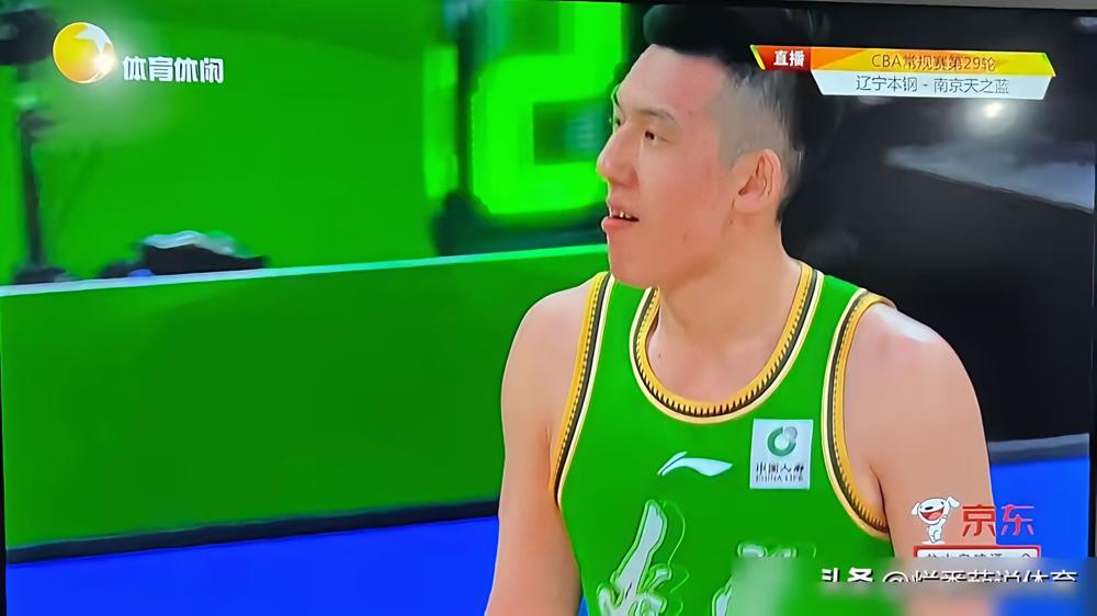 赵继伟暂停时直接走开，外援扭头无视主帅。换帅的后遗症，藏不住了。杨鸣去年