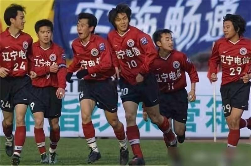 李玮锋说张玉宁落选02世界杯是因为不防守？说实话，这只是个台面上的说法，真正的雷