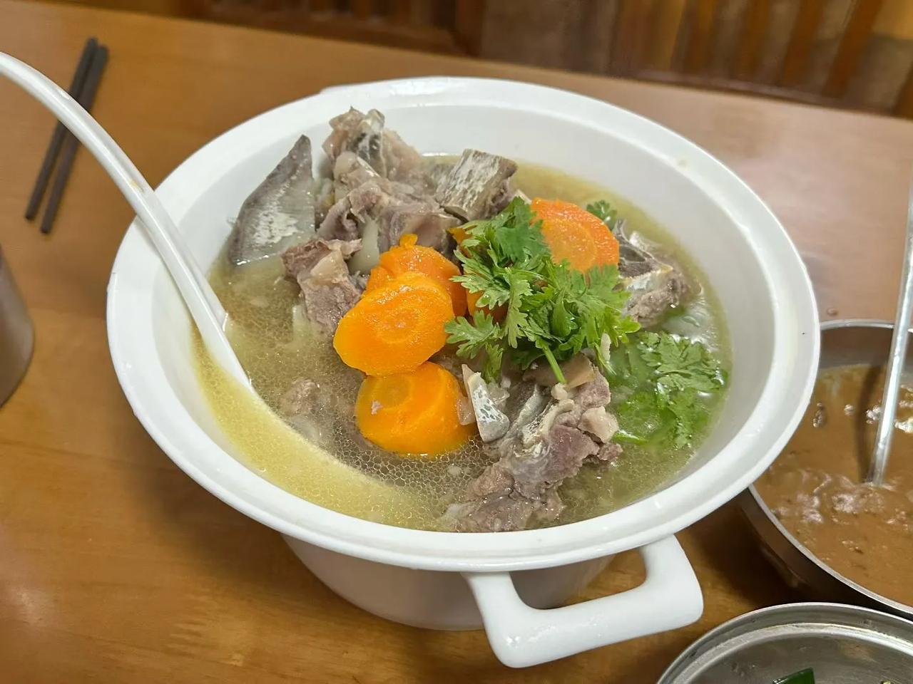 清炖羊蝎子，大葱蘸酱[呲牙笑]