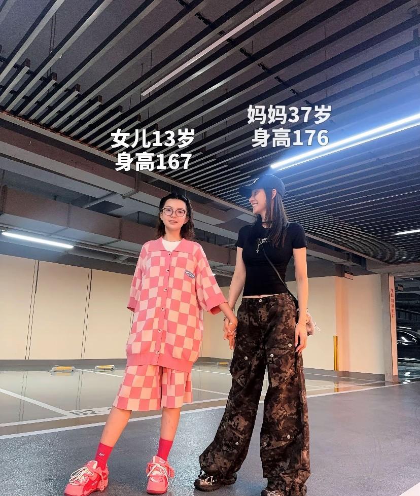 再过两年就成姐妹了！看这身高还有超过妈妈的潜力，大家分享一下你们的孩子今年几岁，