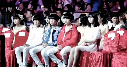 陈都灵tfboys同框诡异到像AI考古挖到陈都灵和TFBOYS的同框旧照