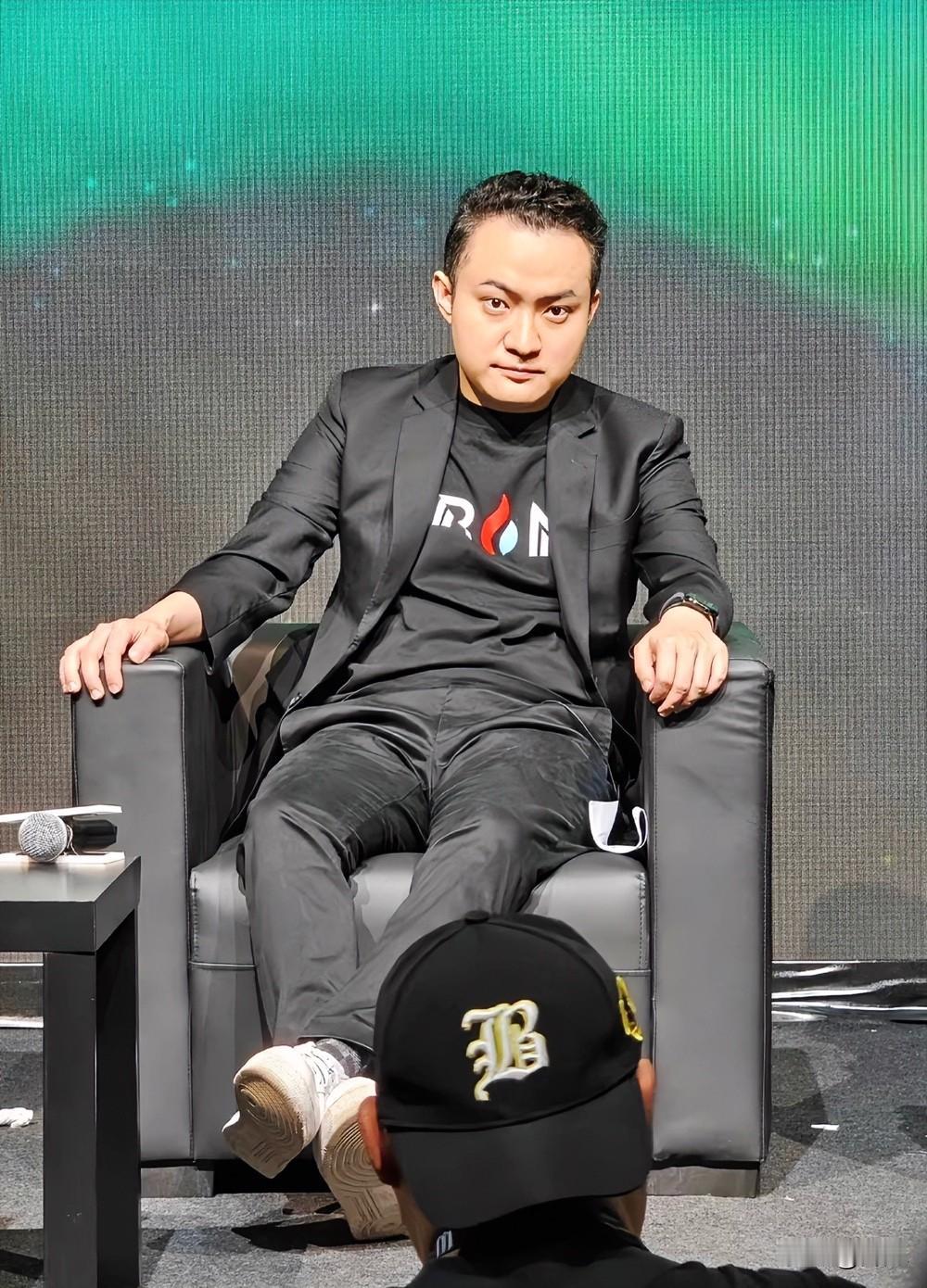 孙宇晨的身高1.63米，明星景某的身高是1.67米，所以相信孙宇晨在追求白月光景