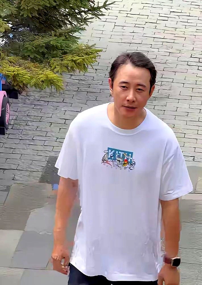 老婆唐嫣光鲜亮丽，罗晋却顶着后移的发际线和一嘴乱胡茬，被拍到活像个流浪汉。满屏嘲讽他配不上唐嫣，照片