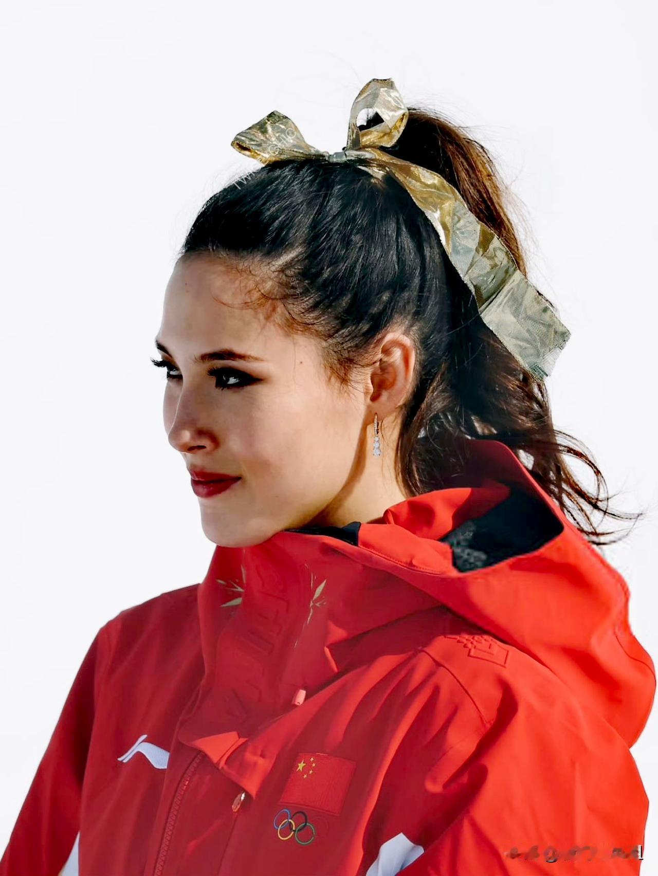 谷爱凌冬奥会夺冠出圈的不仅仅是她金色蝴蝶结央视的女解说员的金句更是爆火她说