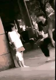 这简直是恶魔再世。可怜的女孩无助地站在墙角，男孩子叉开双腿一拳打在女孩的脸上，