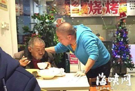 【温情！老人进店乞讨，老板端上热菜】此前网友拍下福州一家餐厅内发生的暖心一幕：当