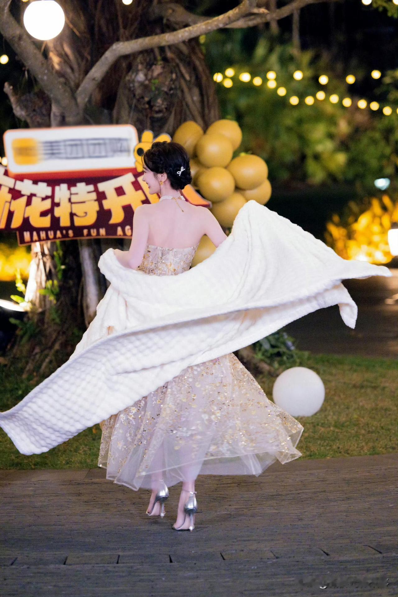 毛晓彤：长在央视审美上的“氛围感美人”毛晓彤这组造型太戳了！香槟金礼服衬得