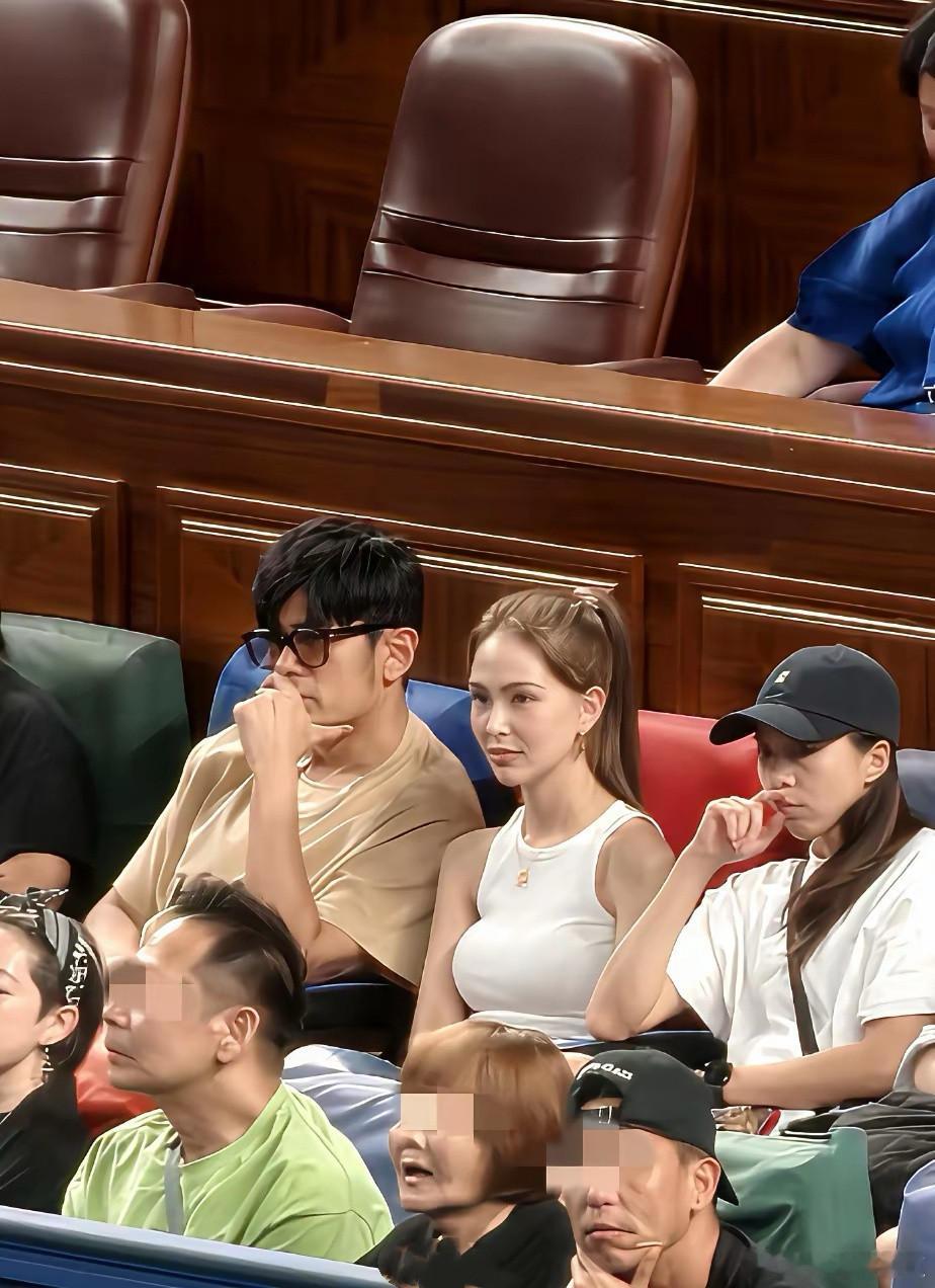 周杰伦的发型比昆凌的身材还好看🤩