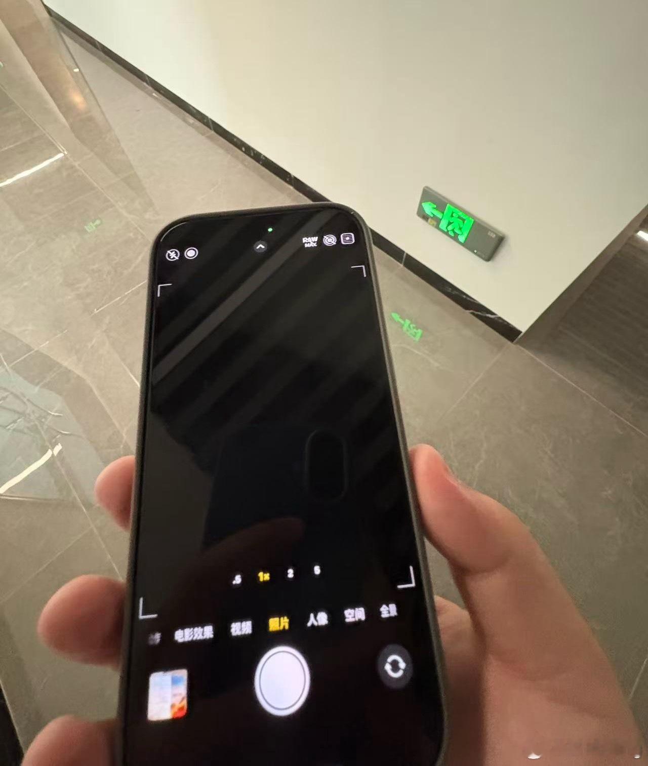 真的是每年都是这样，只要新iPhone准备要发售，库克就按下那个神秘按钮，所有上