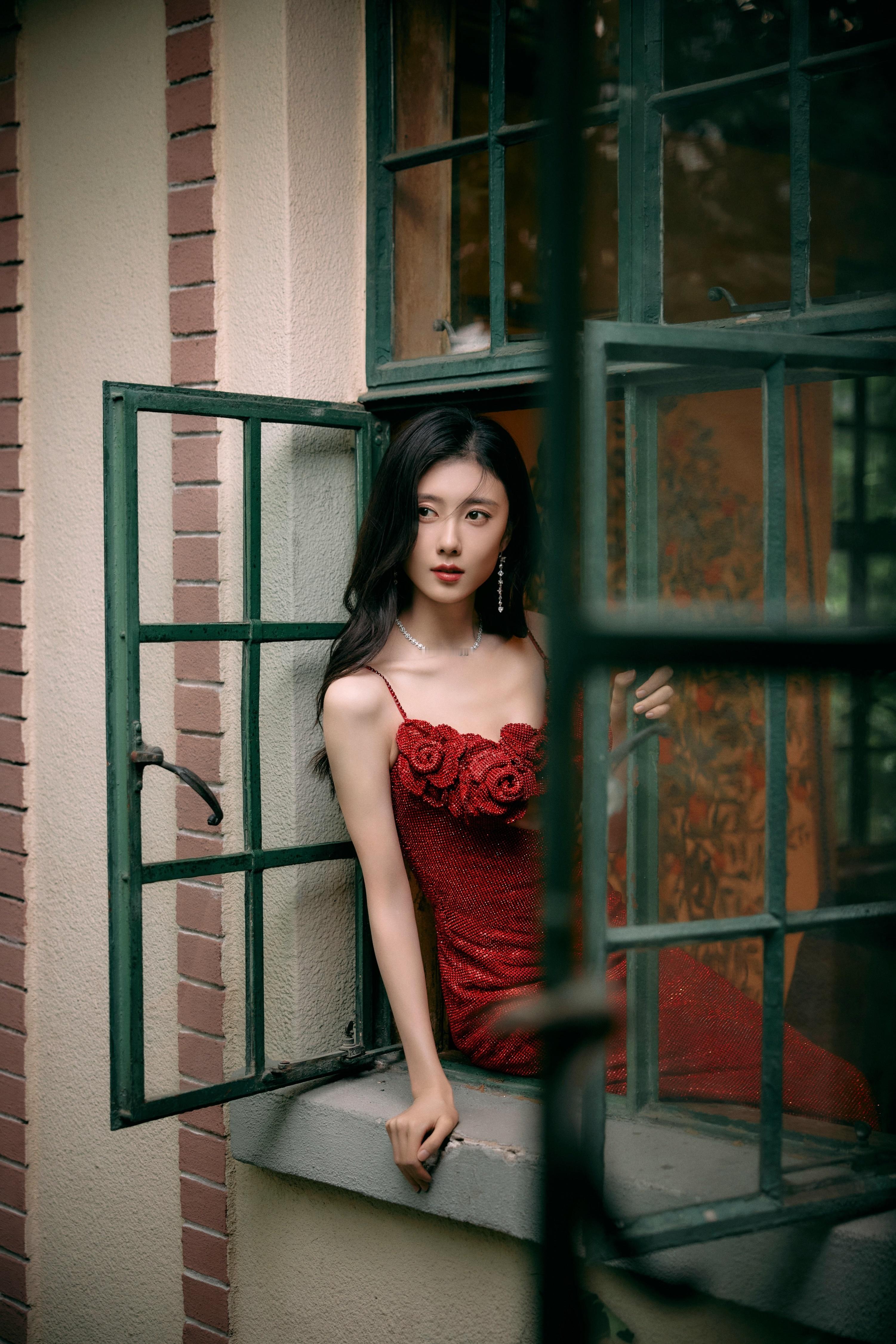 曹斐然，红裙热烈，摩登迷人。曹斐然