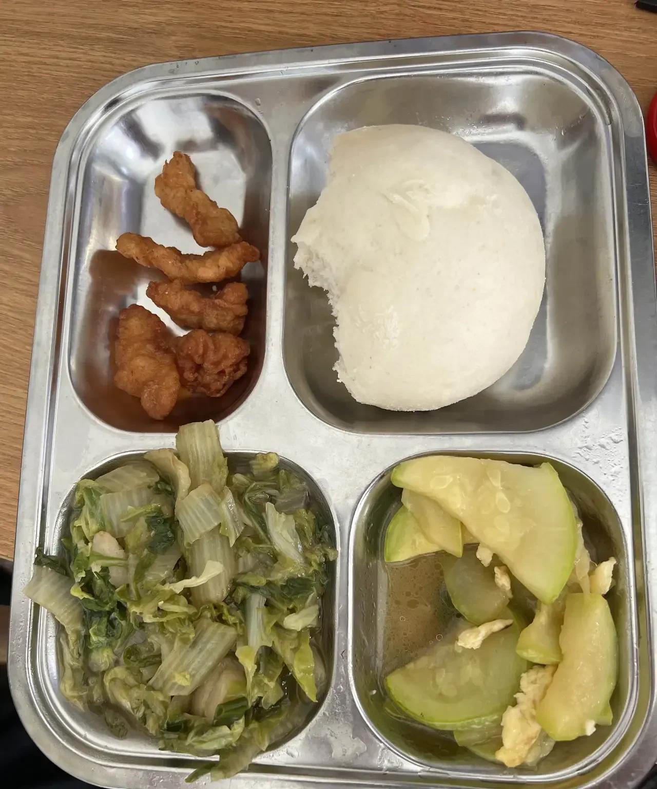 这是网友拍摄的照片，住在养老院里爸爸的午餐确实寡淡了一些。养老院也是分等级的，