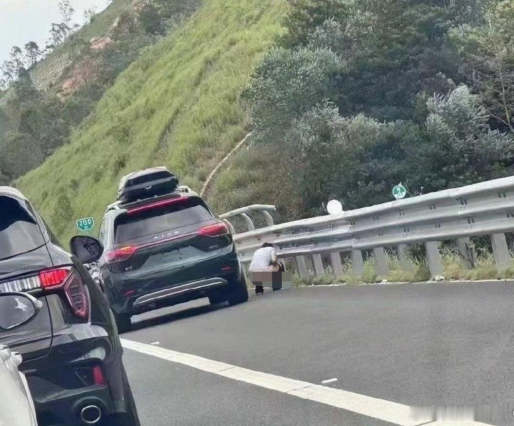 理解人有三急，不理解她这么直接……​​​