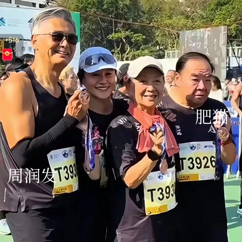励志！1月18日香港马拉松，74岁的郑则仕完成了人生首个10公里马赛跑，还和70