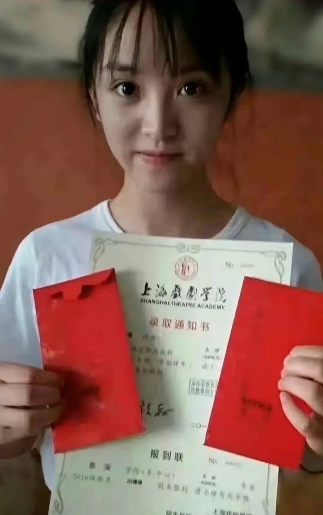 谁敢相信这是十年前的田曦薇翻到田曦薇以前的旧照！脸颊肉嘟嘟的，眼神里却已经藏着现