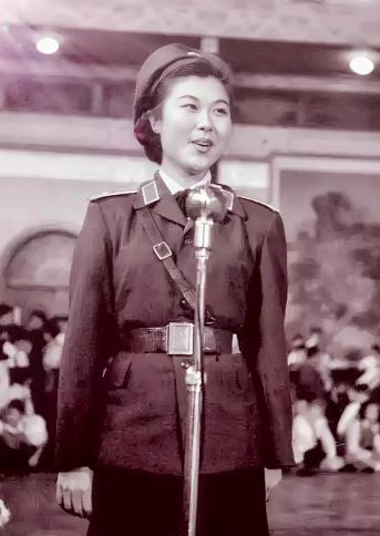 1959年，总政文工团迎来了一位特别的报幕员——周如雁。她，北大校长、物理学巨擘