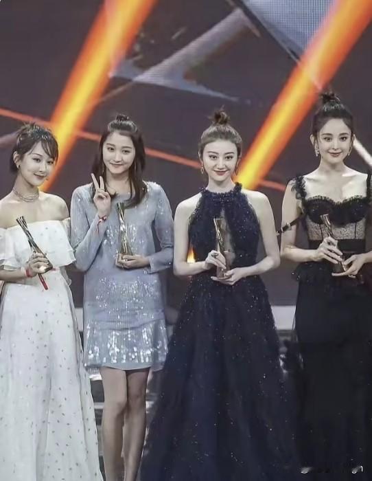 这张合照里四位女演员各有各的好看，不过对比下来，右边的景甜和古力娜扎，看上去会更