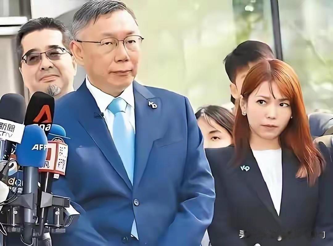 柯文哲被收买？还用不用坐牢？民众党团放行“军购案”，“绿白合”成型，蓝白合首先在