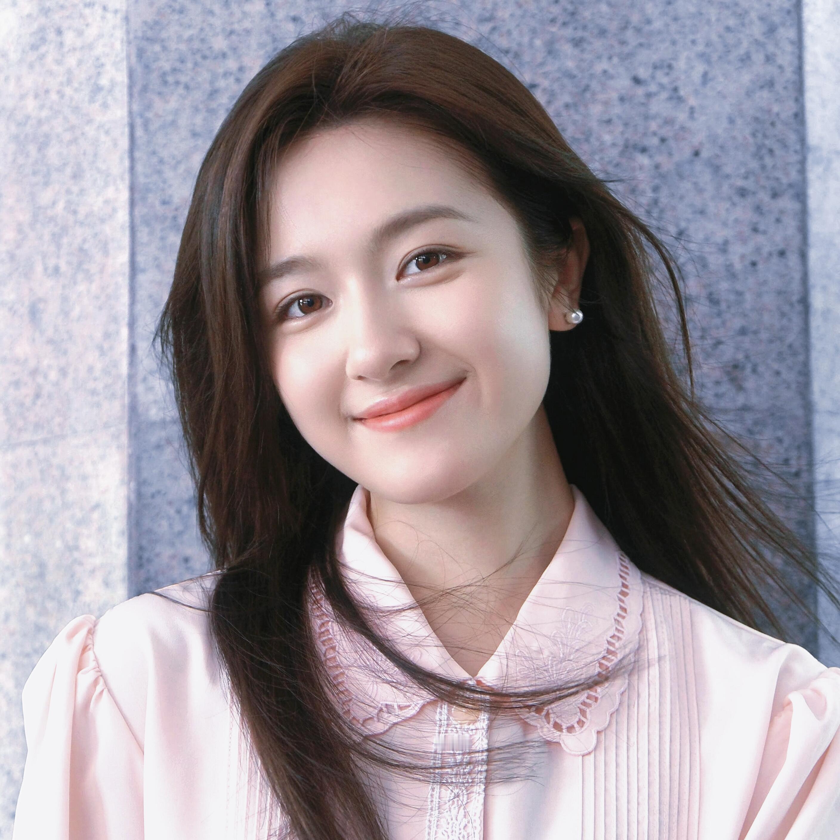 李兰迪是谁又被美到了！原来是我！浅粉衬衫搭配微卷长发粉色系造型衬得皮肤白到发