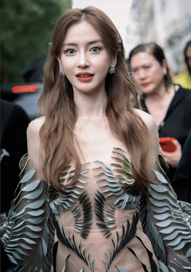 杨颖工作室的员工估计要坐不住了！他们可能怎么也没有想到，他们连夜给杨颖选的礼