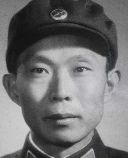 1976年10月的北京，胡炜最后一次以军委办公厅主任的身份走进会议室时，并没有意