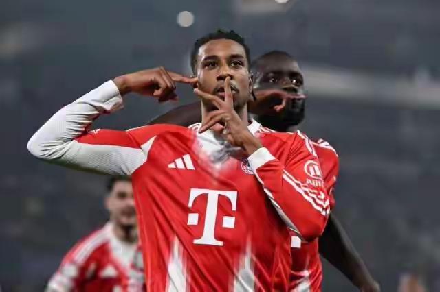 欧冠赛场上拜仁还是稳，球场宽度与纵深利用极致，左右边路都有爆点，中锋凯恩不仅进球