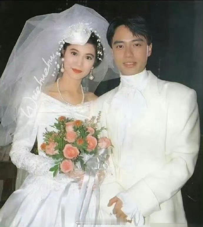 袁咏仪20年前的婚纱照，放到现在看也依旧美得让人心动​