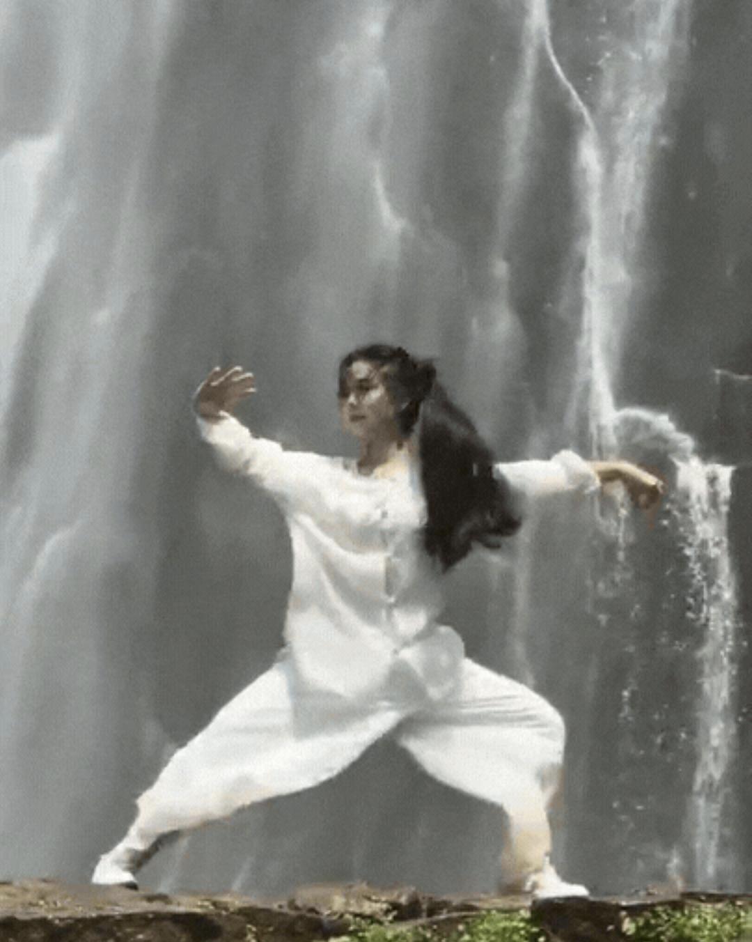 泉州00后女生五一瀑布前打太极，人民日报点赞，这才是青年该有的样子福建泉州