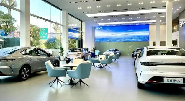 去年我表弟买车，非要上顶配，说“多花3万多了全景天窗、真皮座椅、BOSE音响，值