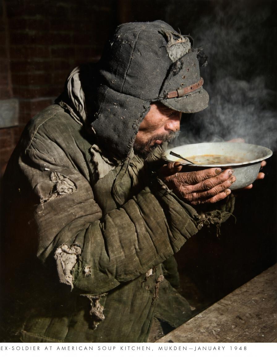 1948年，沈阳，美国记者杰克·柏恩斯记录的辽沈战役前夕，一位衣衫褴褛、棉衣多处