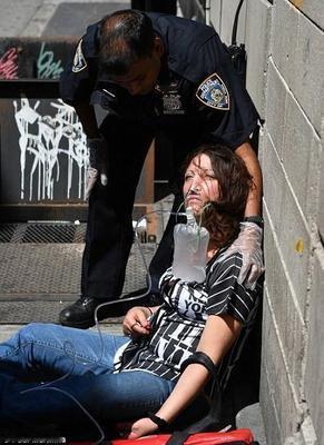 美国街头真实一幕！女子吸毒过量昏倒在地，男友守在旁边不施救，当众吆喝：只要给钱，