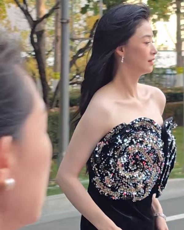 蒋欣红毯一现身，全场安静了。没滤镜，没修图，瘦得刚刚好，气场直接拉满。穿的不