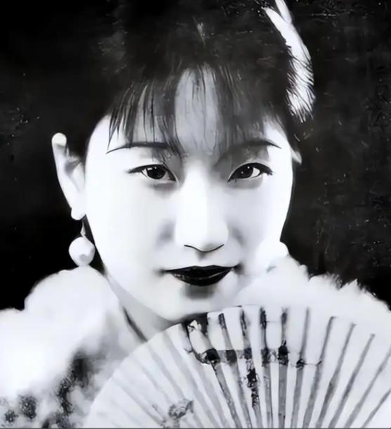 1965年，陆小曼去世。翁香光前来料理后事，见四下无人，她解开陆小曼的衣扣，讥讽
