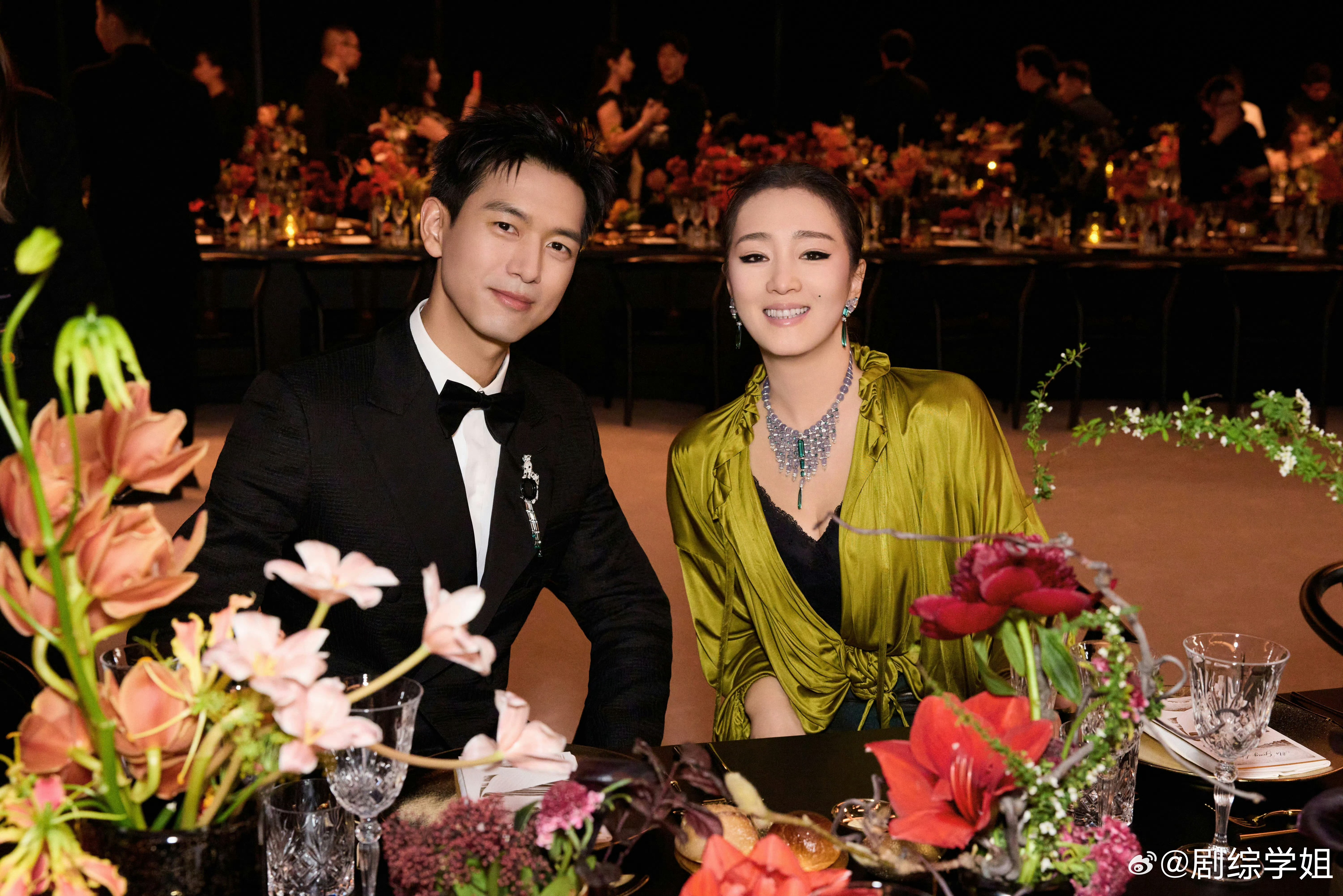 李现巩俐合照好权威的两张脸～巩俐这状态自带女王气场，李现一身黑色西装笑起来好乖，