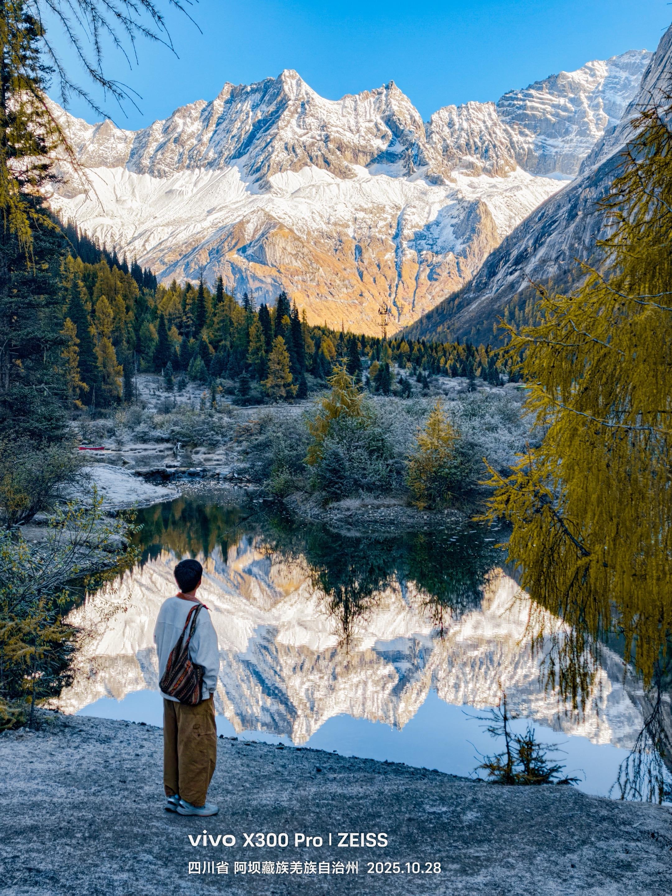 四姑娘山的秋天，美得好像童话啊🍂。坐上通往雪山的大巴车 看着窗外如画...