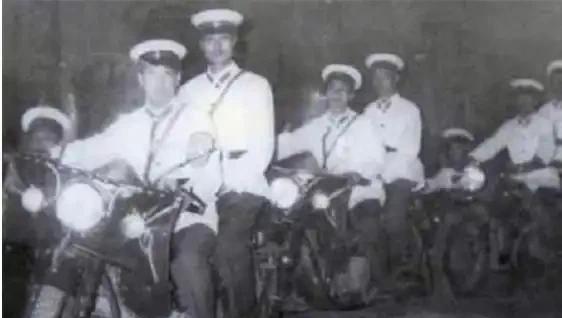 1983年，“悍匪”王宗坊被击毙后蜷缩在地上，已经失去了生命体征，他的身体已经瘦