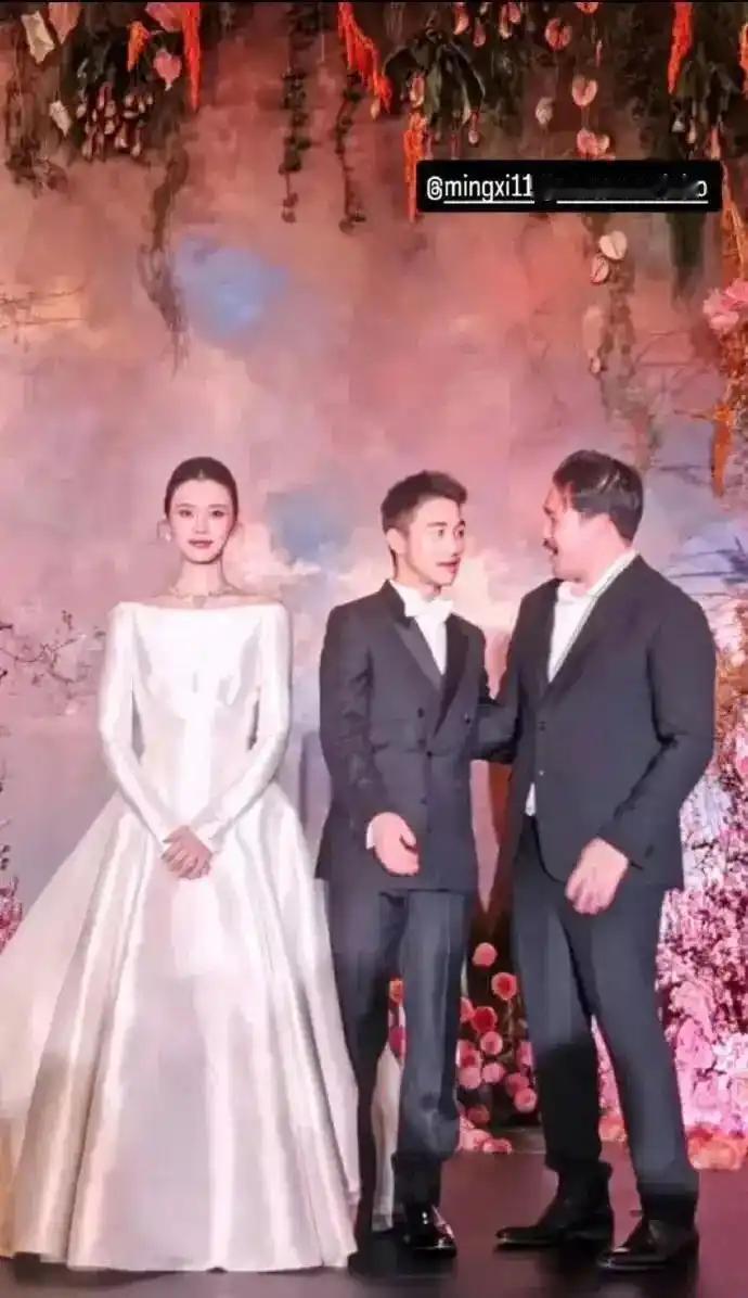 奚梦瑶何猷君昨天澳门举办婚礼答谢宴，男方现场调侃身高：当年的“矮半个头也要追”