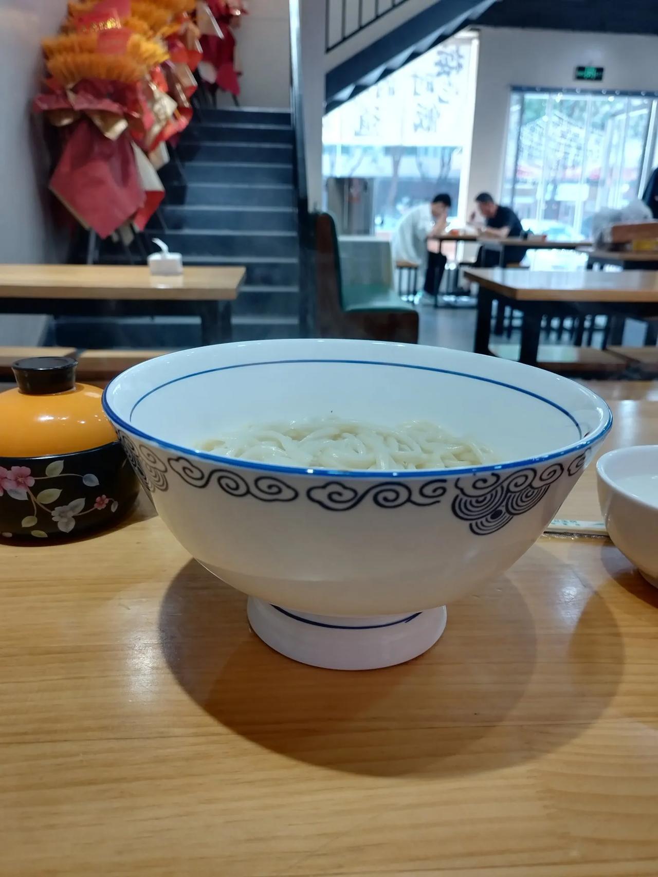 今天在外边吃了一顿正宗的老碗面，看看这碗有多大吧，比我的拳头大那么多，面做好要自