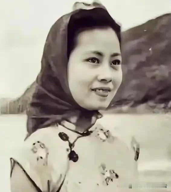 1943年的广东东江纵队一位年仅19岁的女情报员，被身边叛徒出卖，落入日军特务手