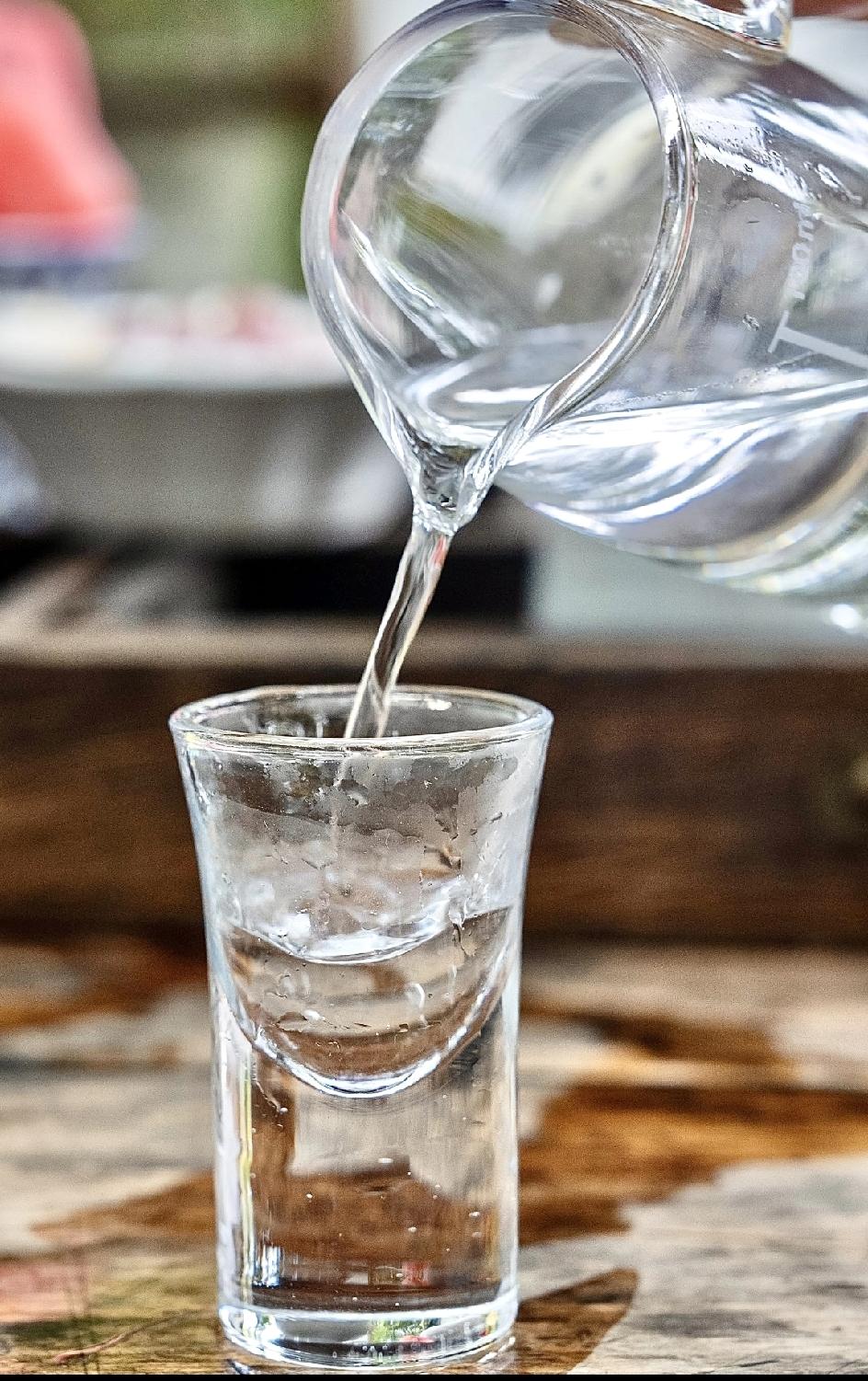 有个堂哥，爱喝酒，喝醉了就耍酒疯。今夜，他又喝醉了，他老婆吓得躲进了我家，求我去