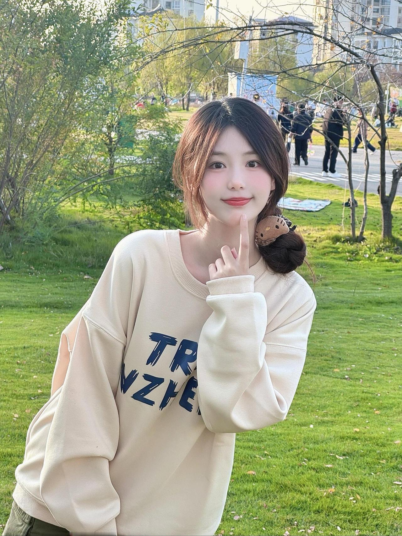 最近又暖和起来啦！太喜欢这样的日子暖暖的阳光照在身上是幸福的感觉💛🧡