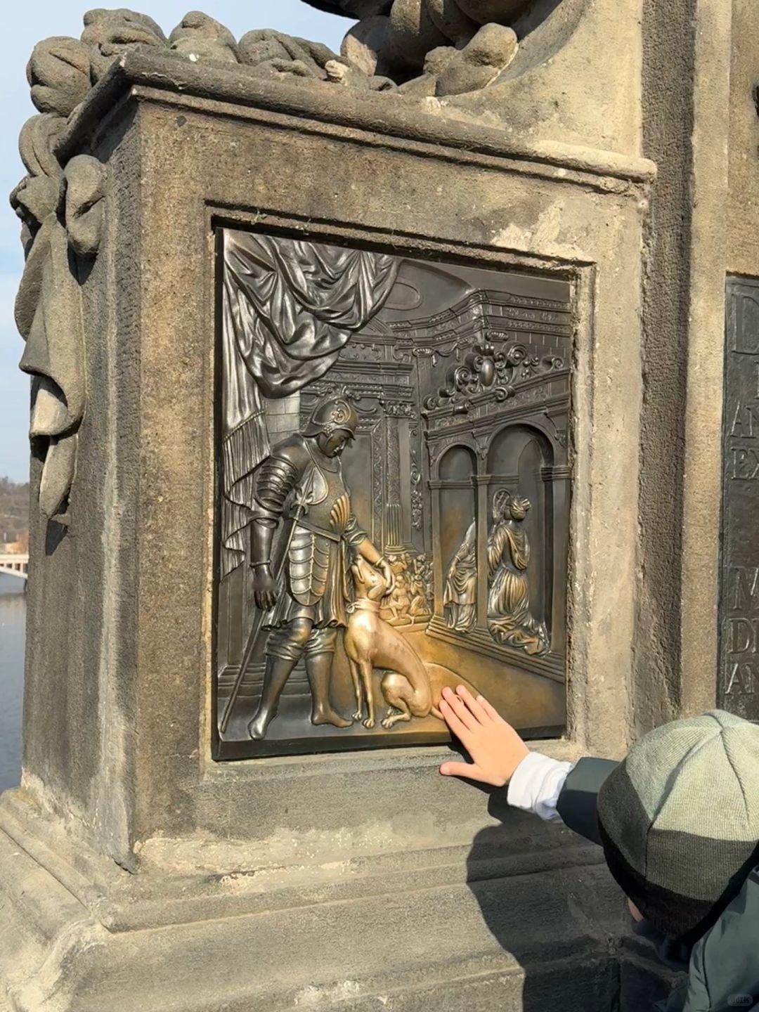 大桥上的幸运小狗已经被人类摸出了圣光​​​