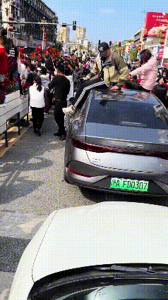 这？这？这？你确定这是比亚迪？！确定这不是车黑？！吓得我赶紧摸了摸自己的