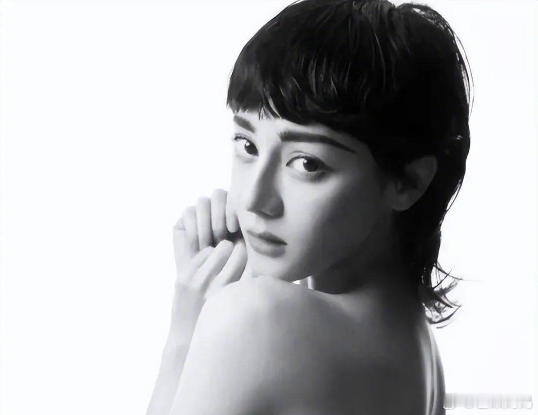 迪丽热巴超短发造型路透迪丽热巴真的是什么造型都可以驾驭，短发多了一丝痞帅的少年感