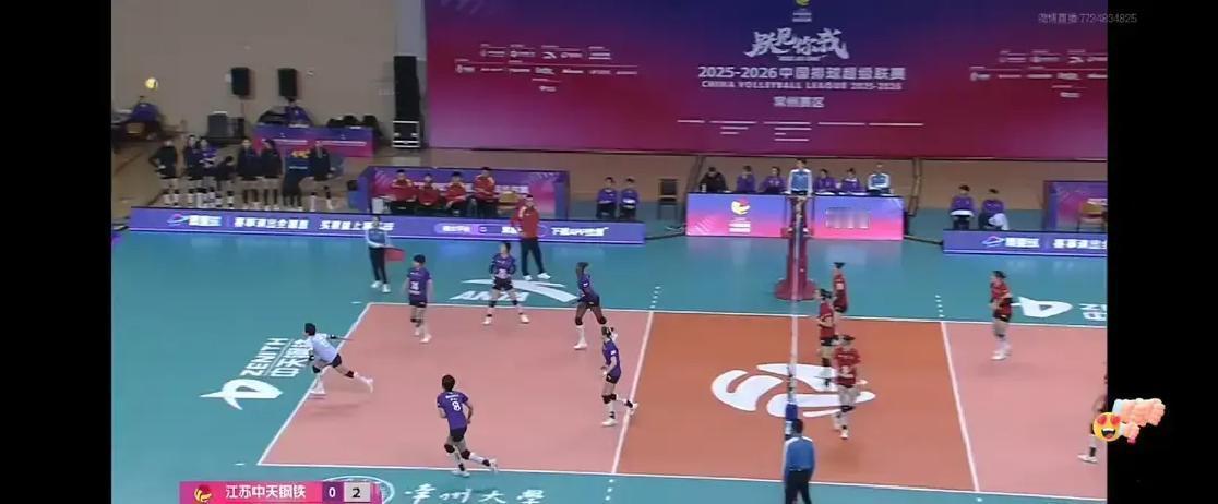 别只盯着比分！国家队教练的笔，正在记录吴梦洁每一次被拦死的瞬间。第一局21