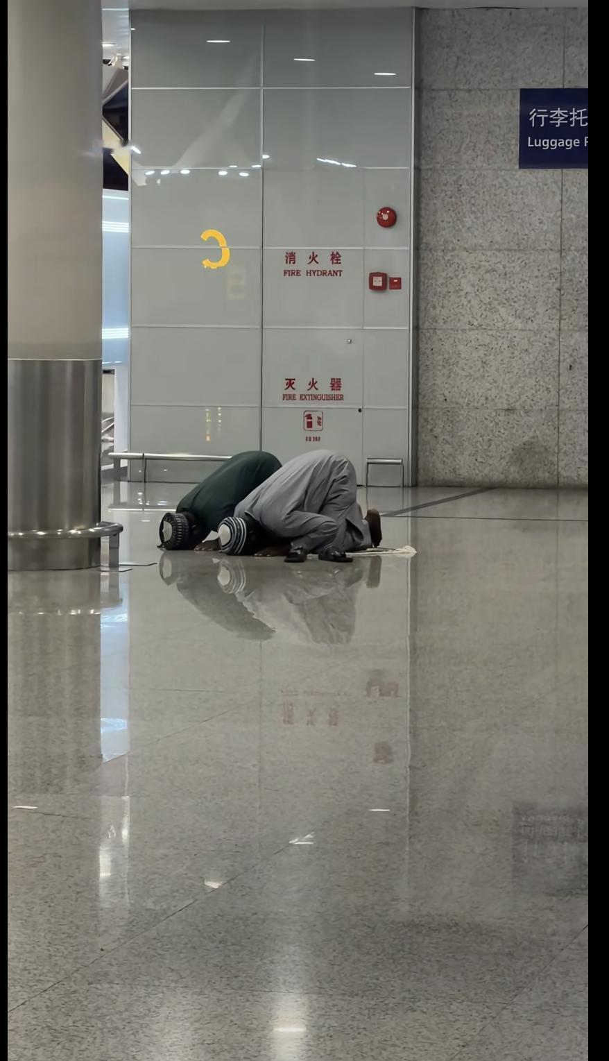 无语至极，某网友在国内某机场拍到的一幕！以后不要放进来了！