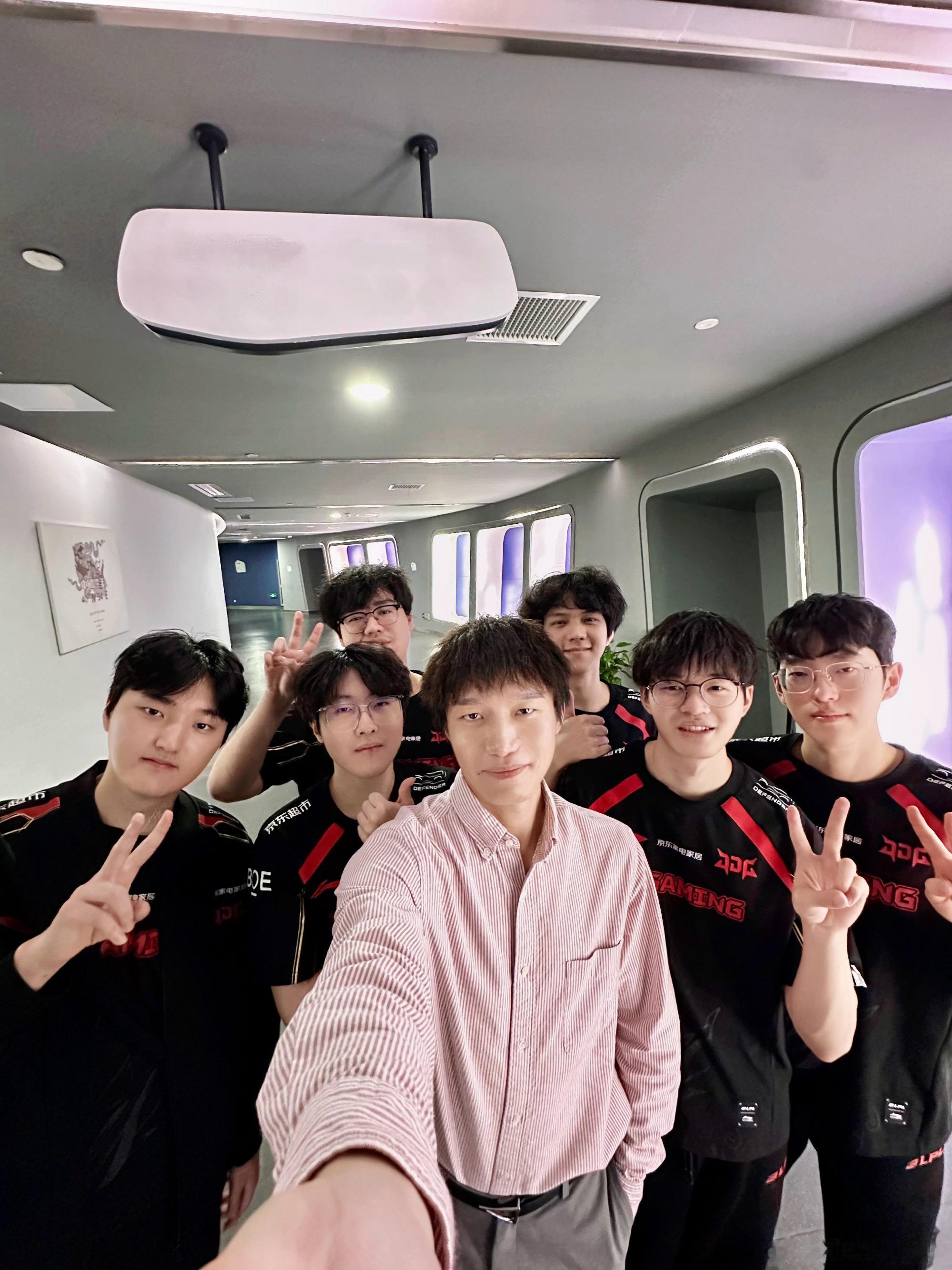 晋级季后赛! JDG众人发文: 季后赛加油, 我们深圳见 !