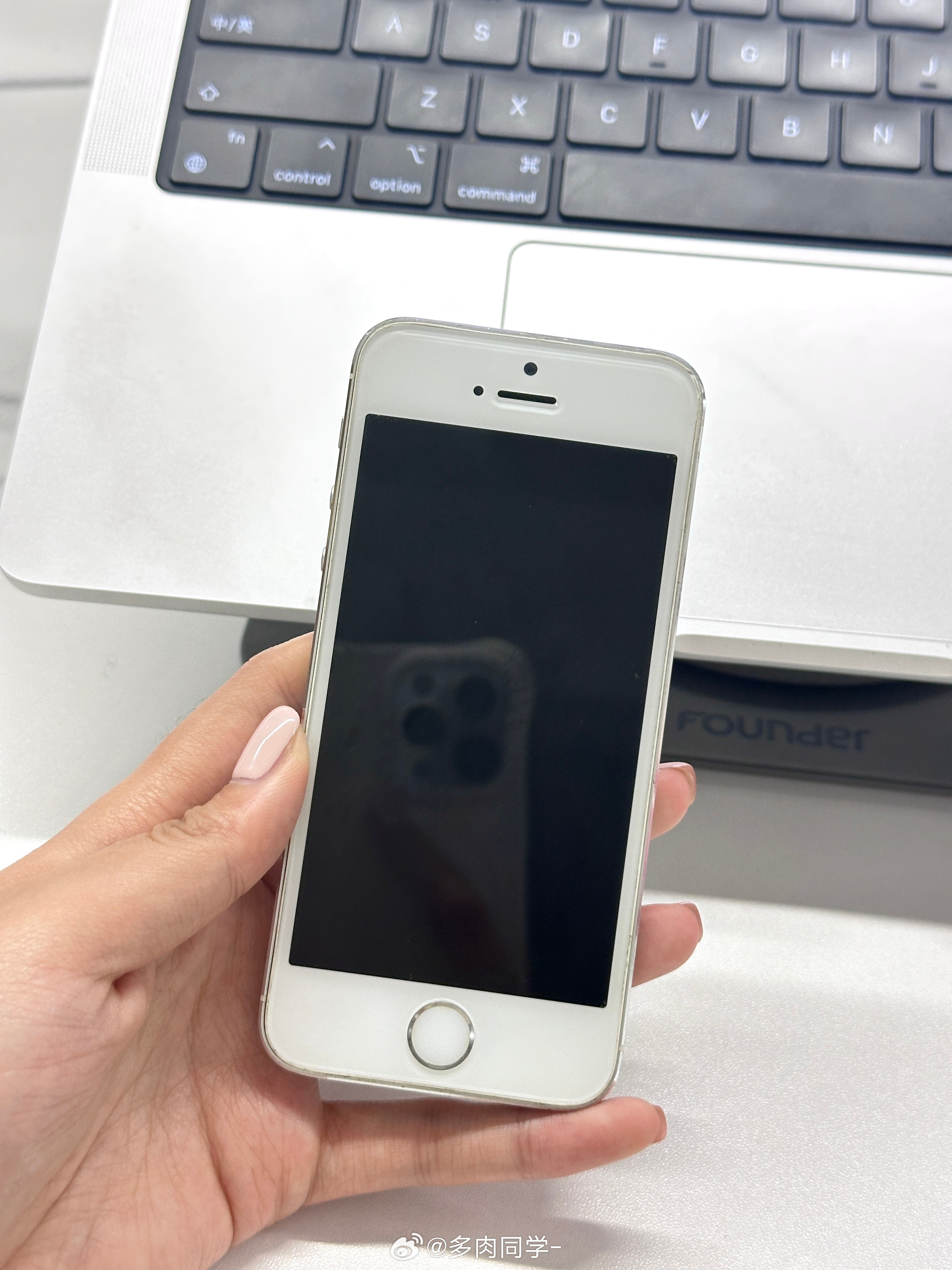 iPhone4突然火起来我能理解毕竟咱当时因为模糊的古早感照片氛围花一百块买了