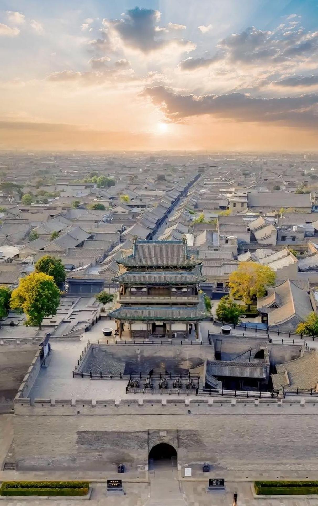 千年风华，一城尽藏。平遥古城，如一只静卧的神龟，镇守着三晋大地的岁月沧桑。巍