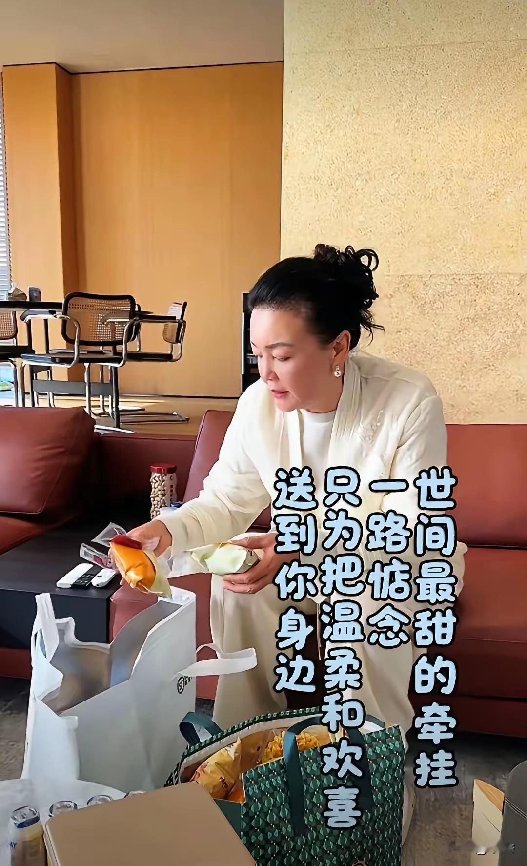 马小梅晒的红包里，藏着豪门最缺的“烟火气”。明明已是阔太，不缺钱还能直播赚钱，