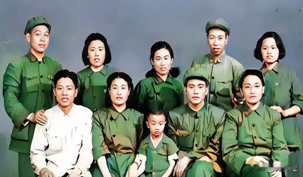 1951年，在刘青山被抓之前，他们一家人聚在一起，然后拍了这一张全家福。相